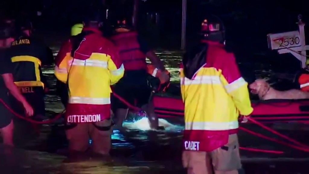 Equipos de rescate encuentran a dos perros y un bebé atrapados en inundaciones por el paso de Helene