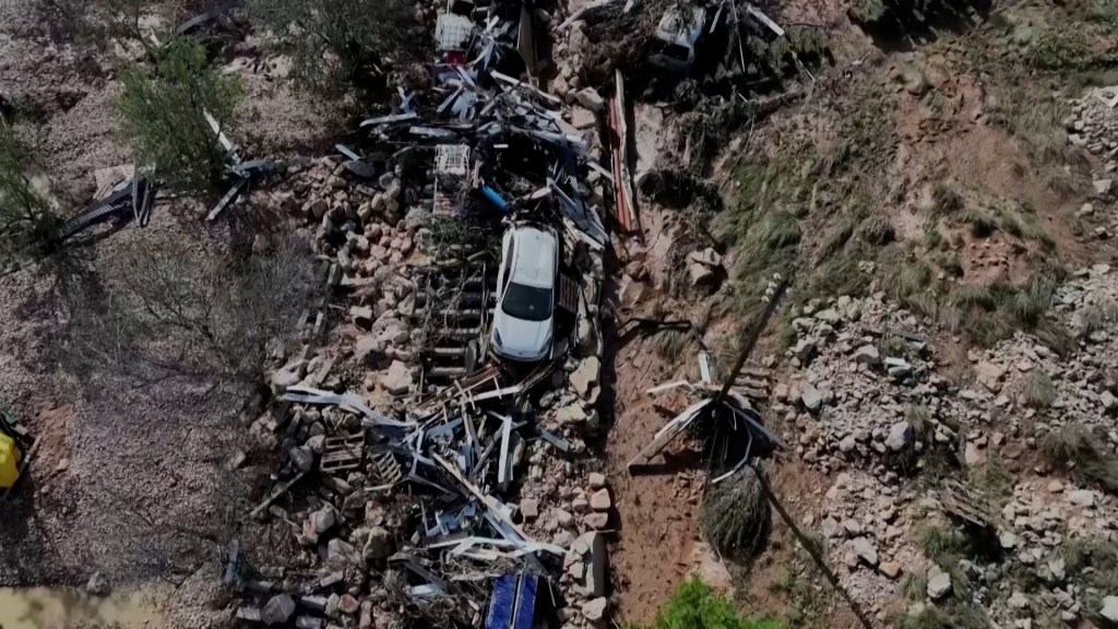 Vehículos amontonados en vías de tren y una autopista tras la DANA en Valencia