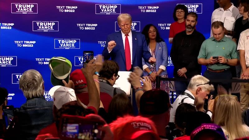 Trump baila durante 30 minutos en un evento de campaña