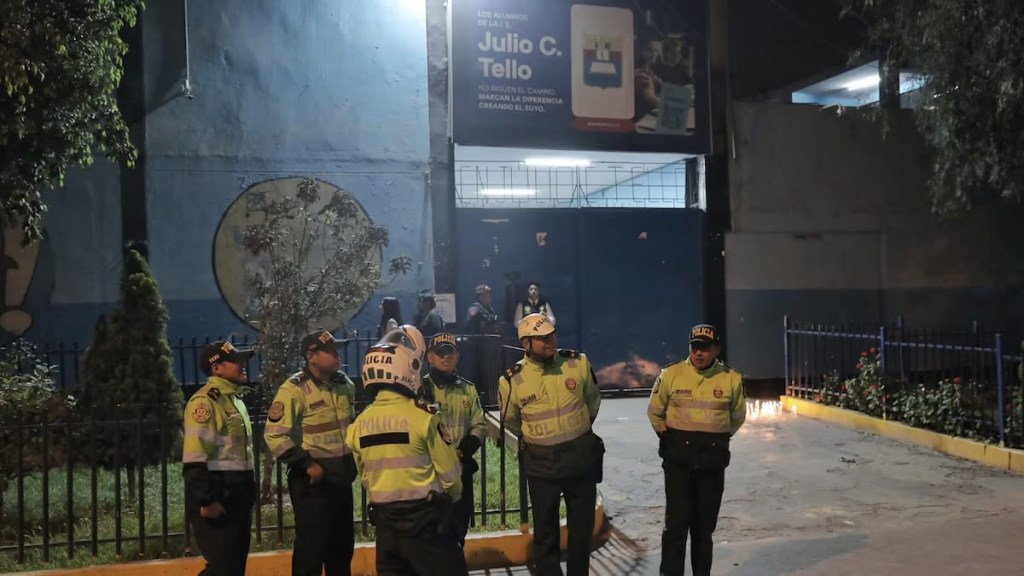 Violencia en Perú: matan a profesor en la puerta de un colegio en Lima