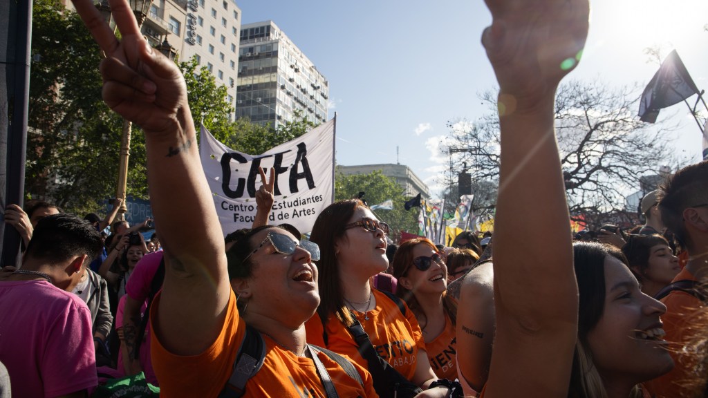 Conflicto en universidades públicas de Argentina continúa con marchas y paros