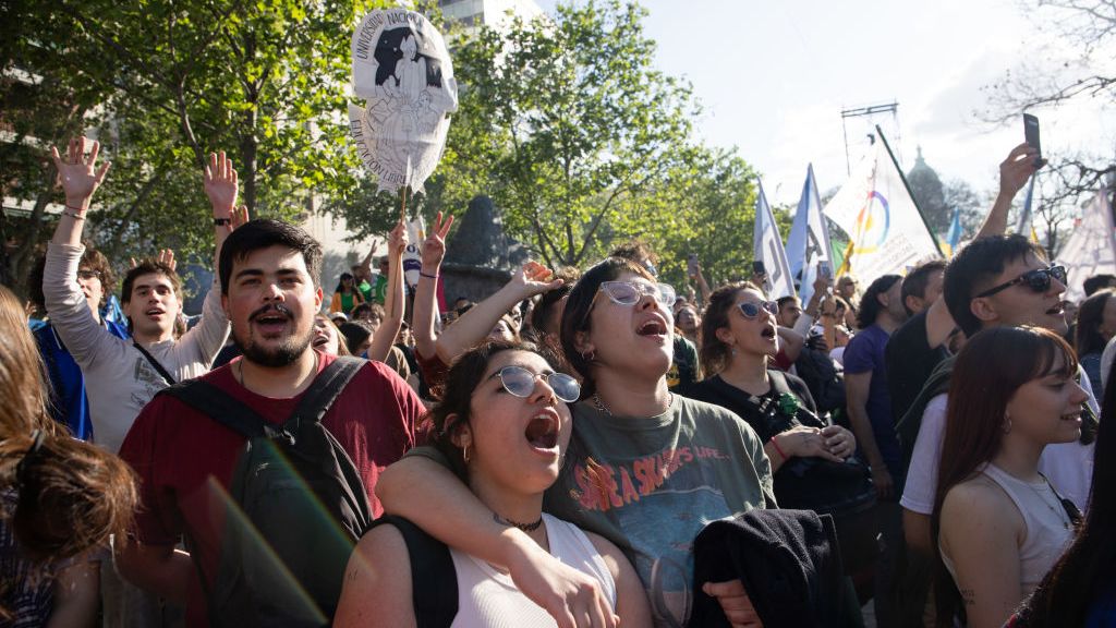 Marcha universitaria multitudinaria contra el veto de financiamiento universitario de Milei