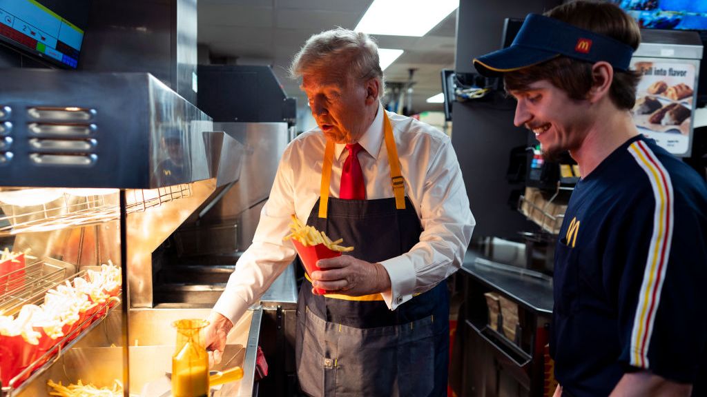 Trump maneja una freidora durante una parada de campaña en un McDonald's