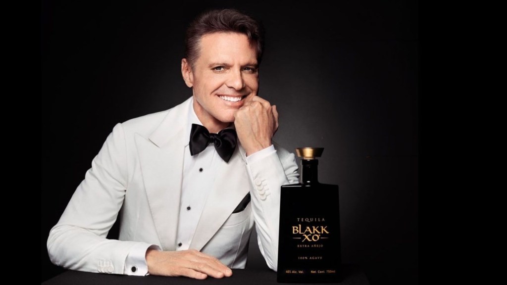 Luis Miguel lanzará al mercado el primer tequila negro