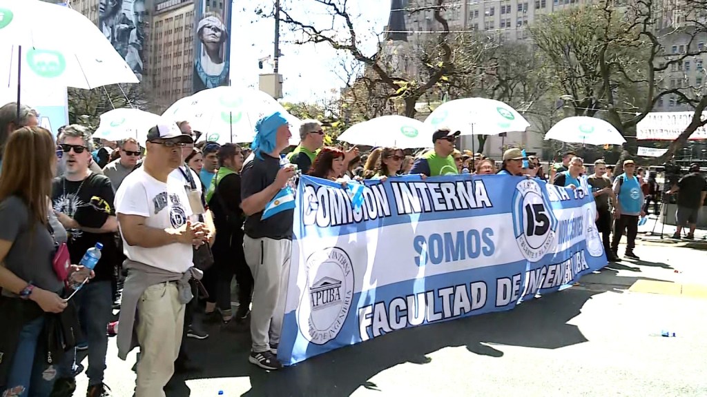 Estudiantes, docentes y organizaciones sociales marchan en defensa del presupuesto universitario en Buenos Aires