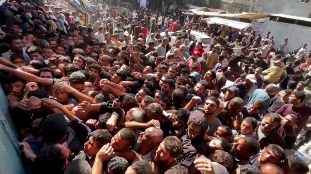 Palestinos trepan por hogazas en una panadería, en medio de una escasez de harina