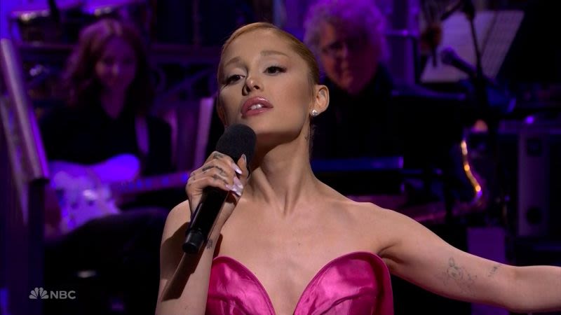 Mira las imitaciones que hizo Ariana Grande en ‘SNL’ de estrellas pop