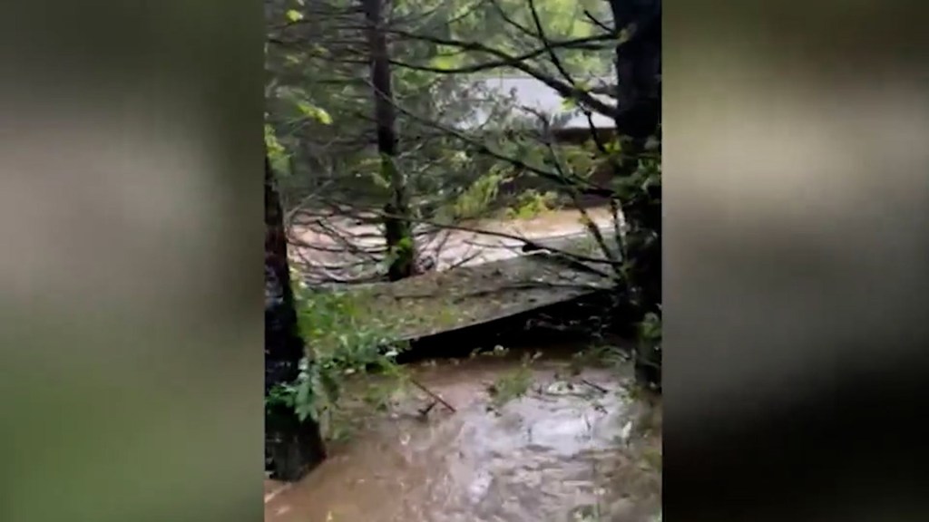 Video muestra como la casa de una mujer se hundió tras la inundación y un hombre le salvó la vida