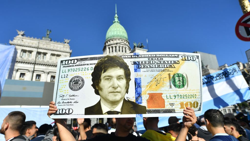 El riesgo país de Argentina cayó 800 puntos, el valor más bajo en 5 años