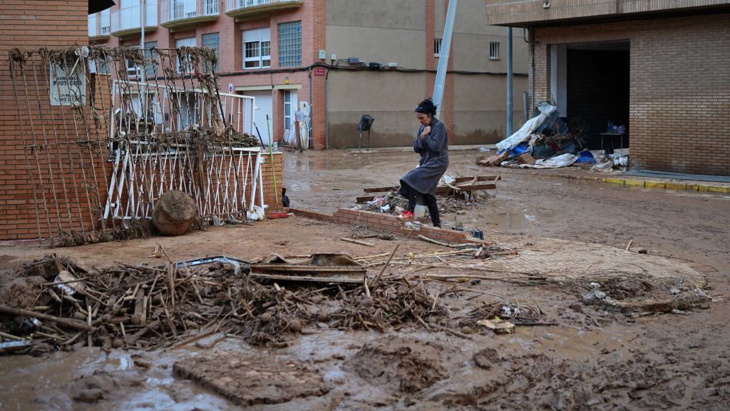 Desesperación en Valencia por el lento avance de la ayuda tras la inundaciones