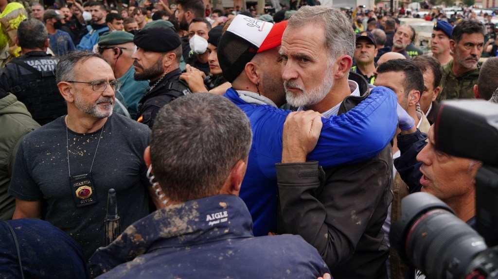 Los reyes de España abrazan y hablan con manifestantes pese a la furia en Valencia