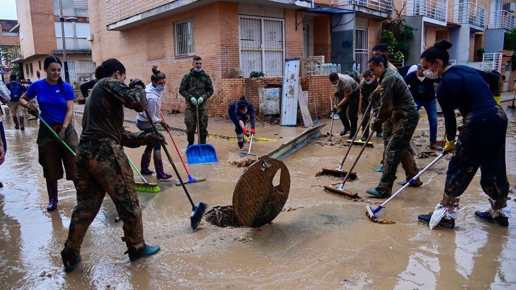 Voluntarias describen las tareas de limpieza y desescombro en Valencia