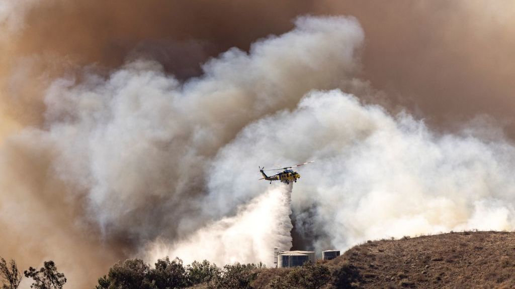 Bomberos combaten incendios forestales en ambas costas de Estados Unidos