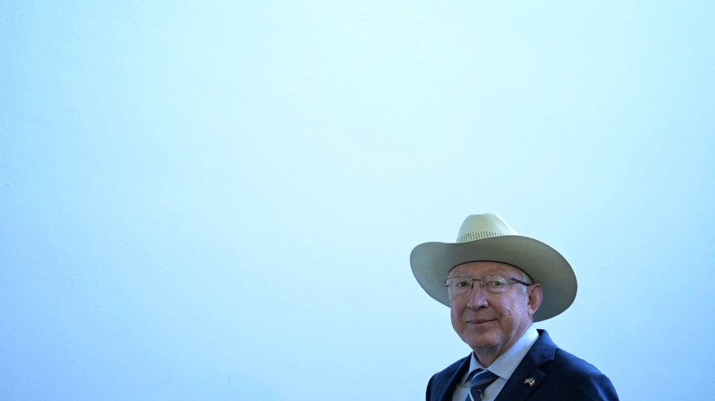 Sheinbaum califica como contradictorias las declaraciones del embajador Ken Salazar