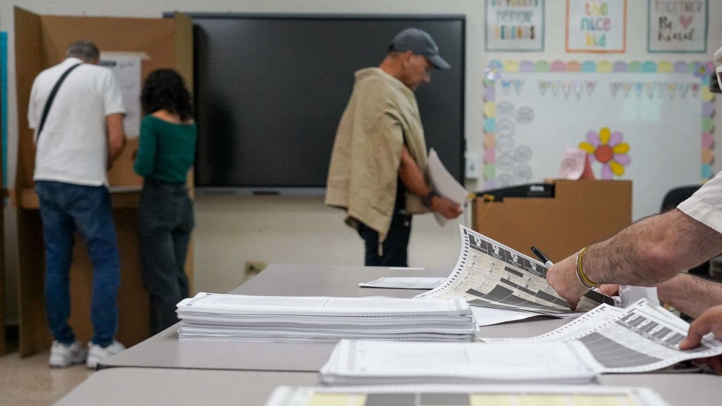 Puerto Rico espera los resultados oficiales de elecciones y plebiscito