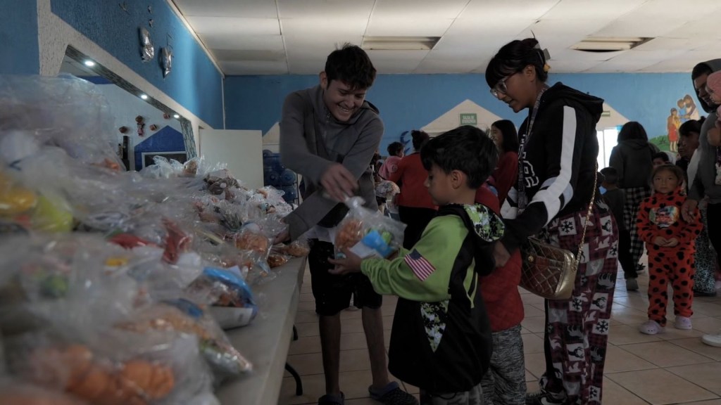 Migrantes festejan Navidad en un refugio de Ciudad Juárez