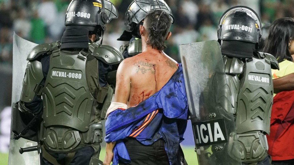 Así fueron los violentos incidentes al final del partido entre Atlético Nacional y América de Cali