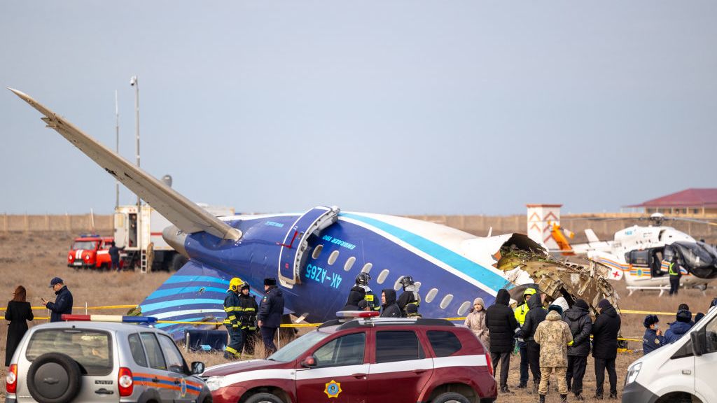 Crecen especulaciones sobre causas de la caída del avión en Kazajstán