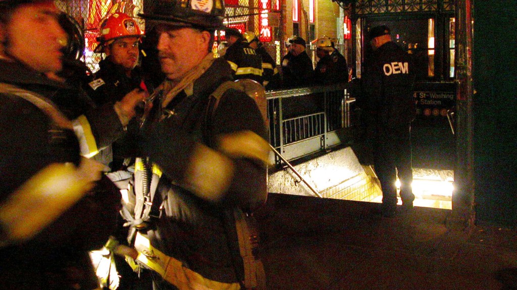 Sospechoso de prender fuego a mujer en el metro de Nueva York enfrenta cargos de asesinato e incendio