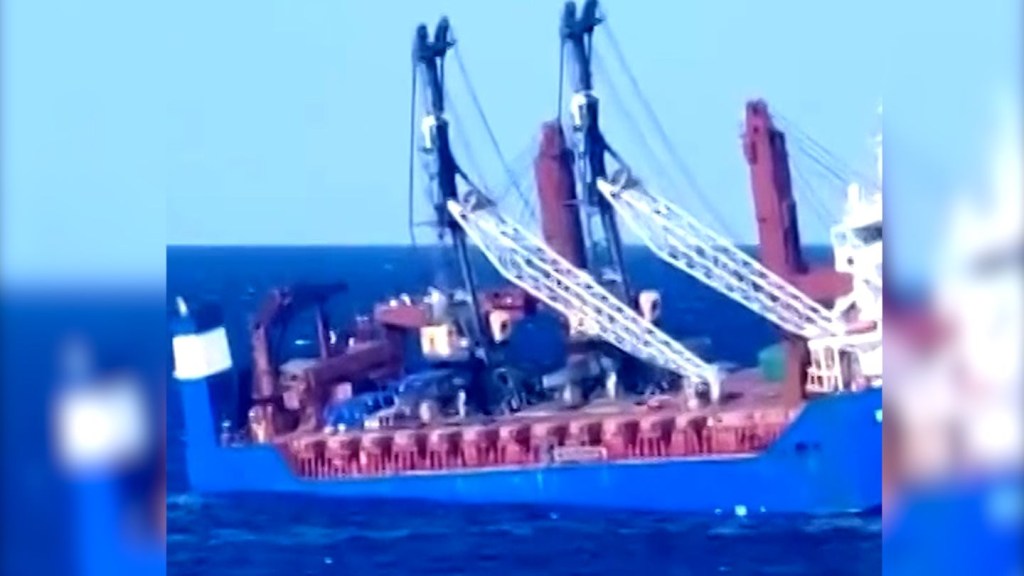 Mira cómo este barco de carga ruso se hunde en el Mediterráneo tras una explosión