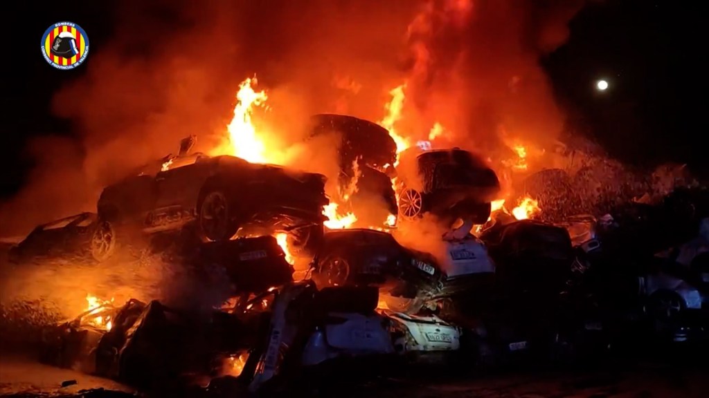 Así combaten los bomberos un incendio de autos en Valencia