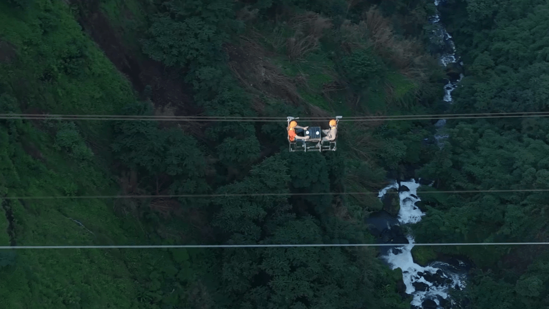 Ahora puedes tomar un café a más de 300 metros de altura suspendido en una tirolesa en este lugar de Laos