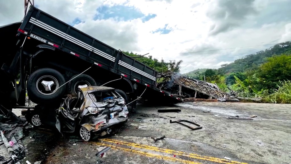 Accidente entre tres vehículos en Brasil deja al menos 38 muertos