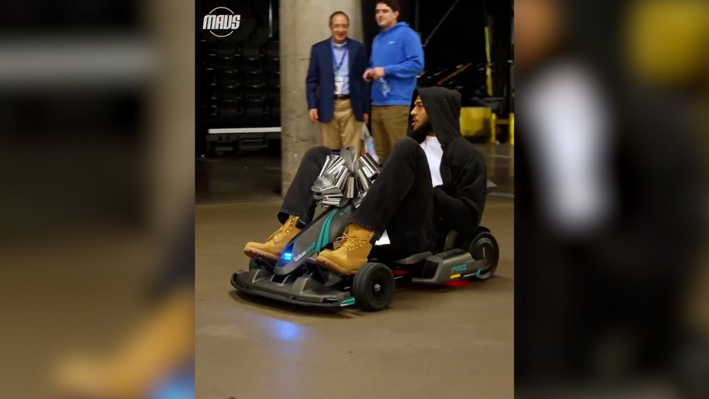 Los jugadores de los Dallas Mavericks son sorprendidos con regalos de “Luka Claus”