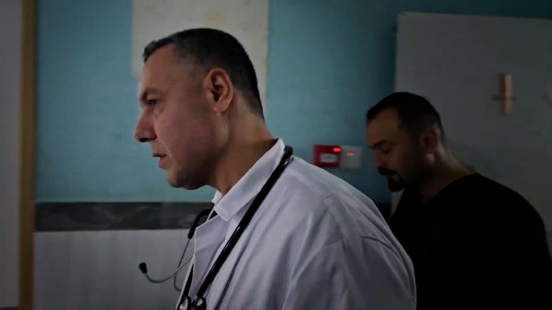 Un médico palestino entrevistado por CNN, detenido por el Ejército israelí