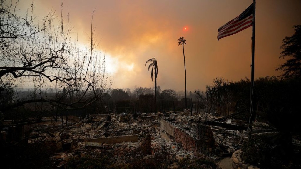 Los Ángeles analiza medidas de toque de queda por incendios