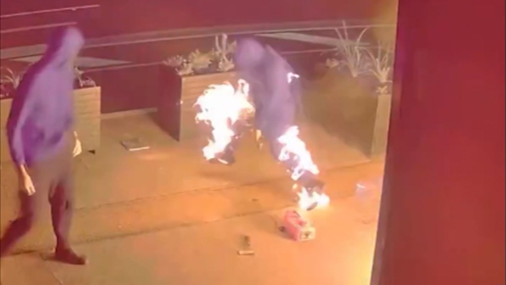 Cámara de seguridad muestra cómo un pirómano prende fuego a sus pantalones en Australia