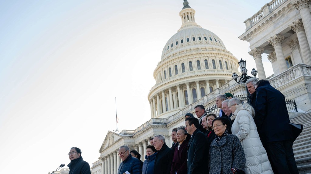 Republicanos consiguen apoyo de demócratas para una ley sobre inmigración