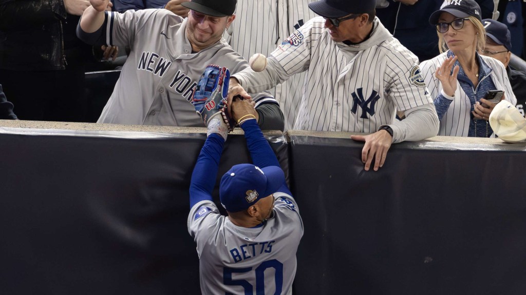 MLB suspende de por vida a aficionados de Yankees que interfirieron con el juego de Betts