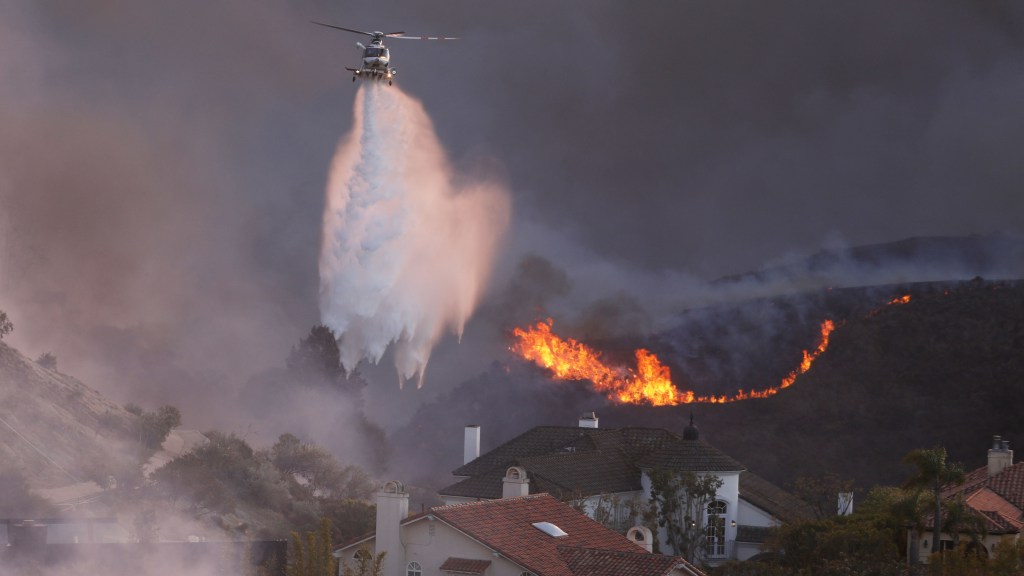 Autoridades de Los Ángeles advierten que los vientos podrían intensificar los incendios