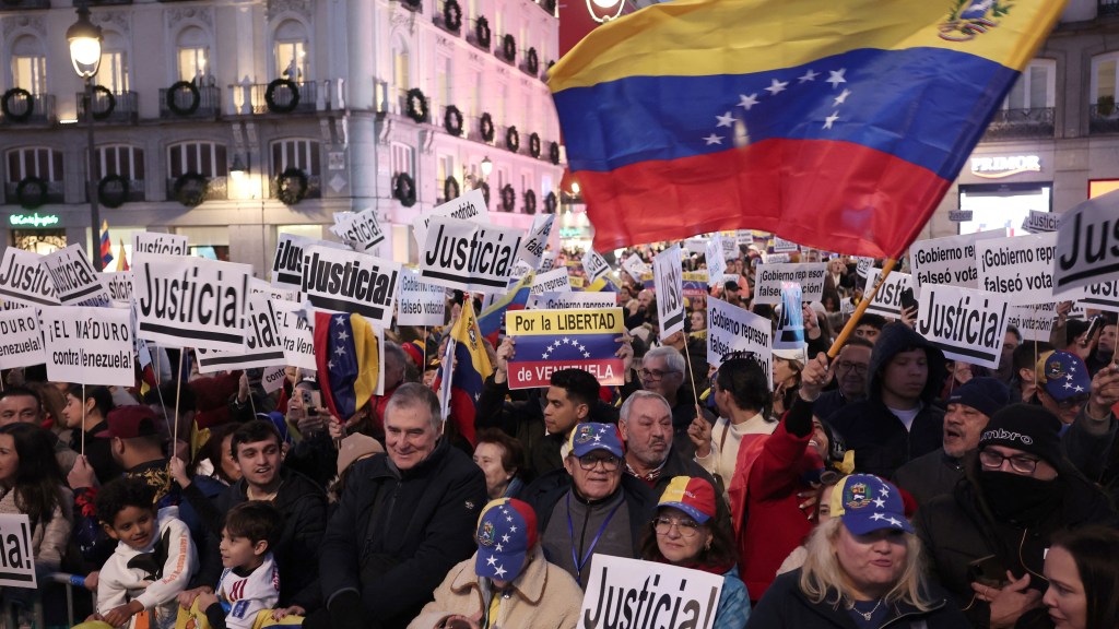 Miles de venezolanos protestan en Madrid contra Maduro en vísperas de su toma de posesión