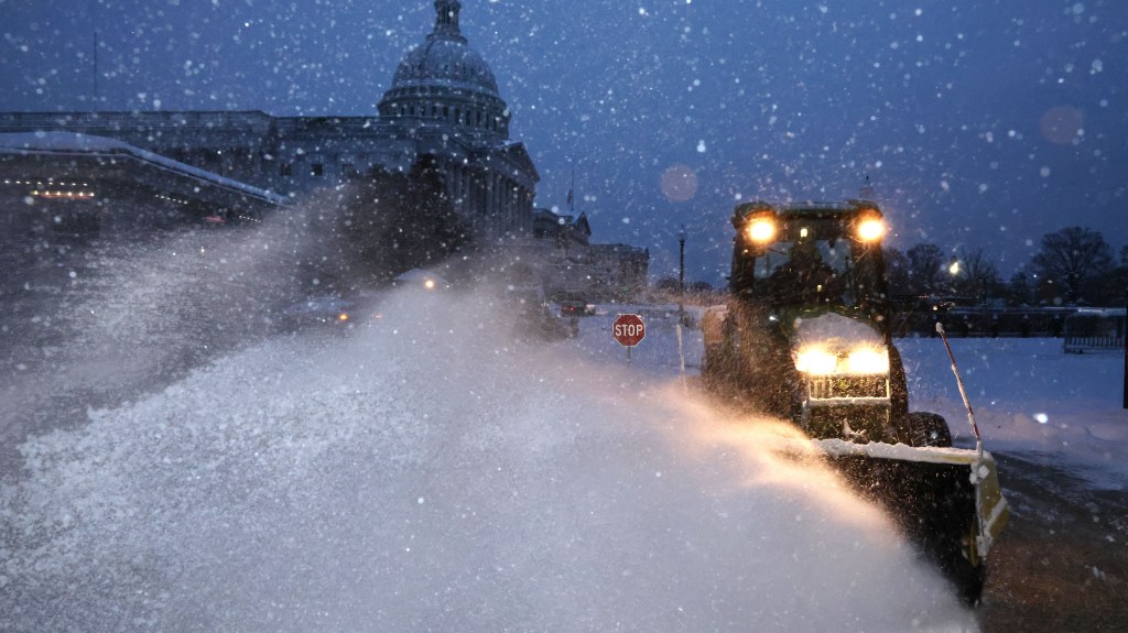 Tormenta invernal afecta vuelos y redes eléctricas en Estados Unidos