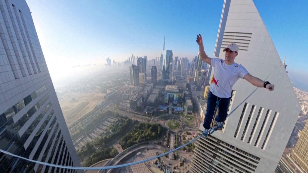 Jaan Roose, el slackliner que cruzó dos edificios en Dubai a 224 metros de altura