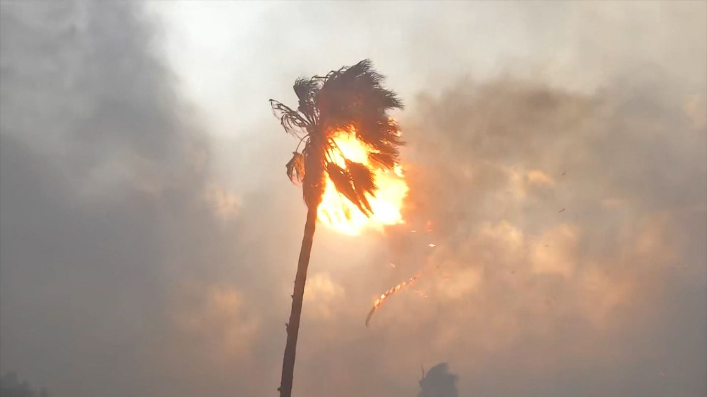 Ráfagas de viento aumentan las llamas del incendio Palisades en Los Ángeles